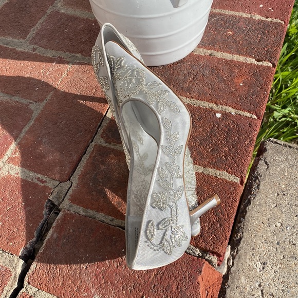 Karen Scott used formal shoes. 👠 - Picture 6 of 12